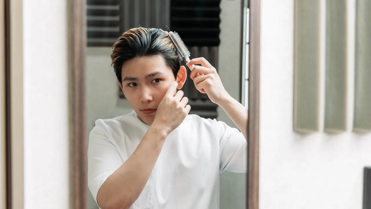 Lấy một lượng nhỏ sáp hoặc clay, xoa đều và thoa từ dưới chân tóc mái lên để khóa nếp tuyệt đối