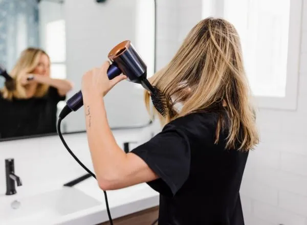 Cách bật máy sấy tóc không lên nguồn do lỗi dây điện