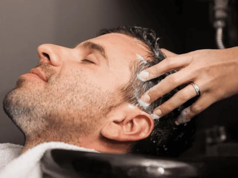 Massage da đầu giúp kích thích tuần hoàn máu và loại bỏ bụi bẩn tích tụ, không dùng móng tay cào gãi