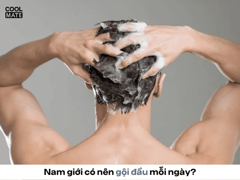 Nam giới nên gội đầu 2-3 lần mỗi tuần để giữ lớp dầu tự nhiên bảo vệ tóc