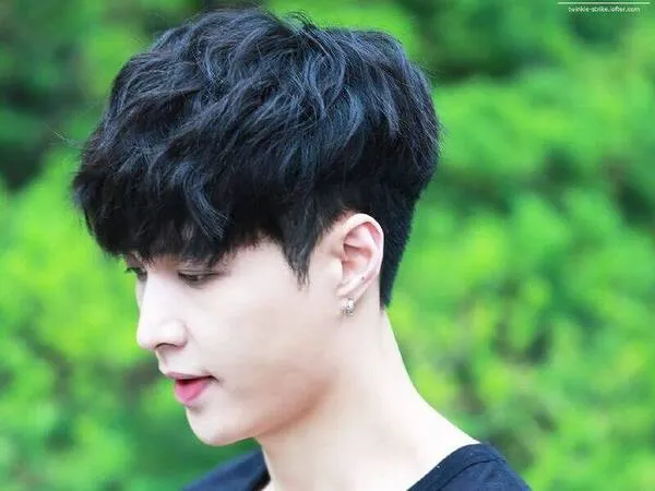 Kiểu tóc Layer nam chuẩn form bắt đầu từ công đoạn cắt và tỉa mỏng chuyên nghiệp