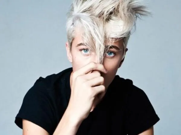 Tóc dễ gãy rụng sau khi tẩy (alt: Tóc bị khô xơ và gãy rụng sau quá trình tẩy, minh họa cho việc cần thiết áp dụng cách dưỡng tóc tẩy chuyên sâu, title: Tóc Yếu Và Gãy Rụng Sau Tẩy)