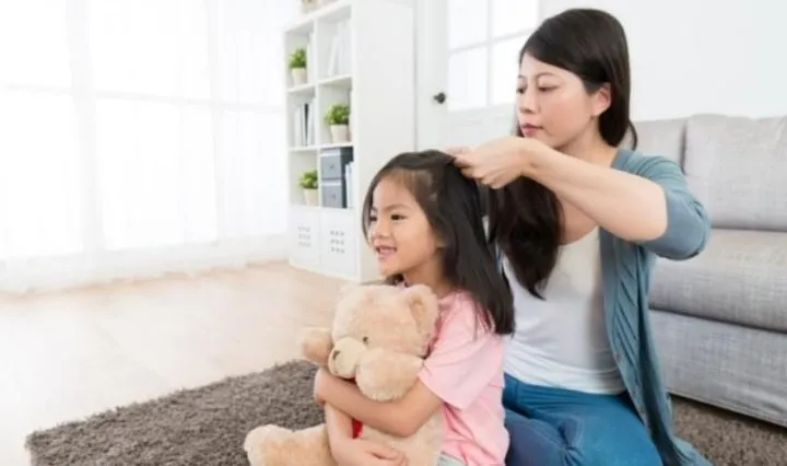 Mẹ không nên cột tóc cho bé quá chặt để bảo vệ da đầu bé