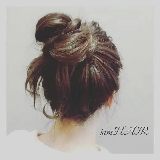 Kiểu búi tóc cao phồng gợn sóng tạo vẻ ngoài sang trọng, chuyên nghiệp