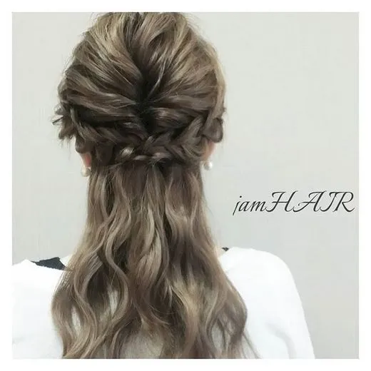 Kiểu tóc búi bím nửa đầu kết hợp búi thấp tinh tế cho vẻ ngoài thanh lịch