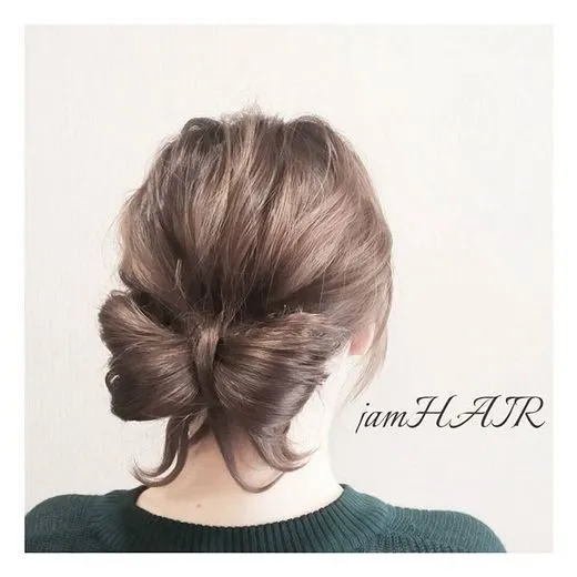 Cách búi tóc nơ ở phía sau gáy tạo kiểu dáng đáng yêu, nữ tính