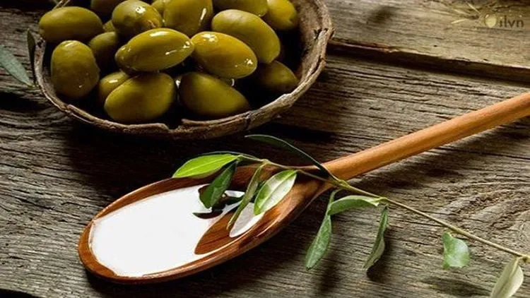 Dầu ô liu có tác dụng bù nước cho tóc, làm mịn lớp biểu bì, giúp làm mềm tóc và bổ sung nhiều độ ẩm cần thiết