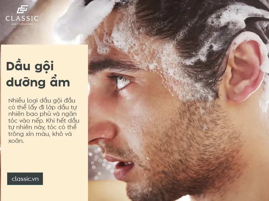 Người mẫu nam đang thoa dầu xả dưỡng ẩm lên tóc xoăn ẩm ướt trong quy trình chăm sóc tóc