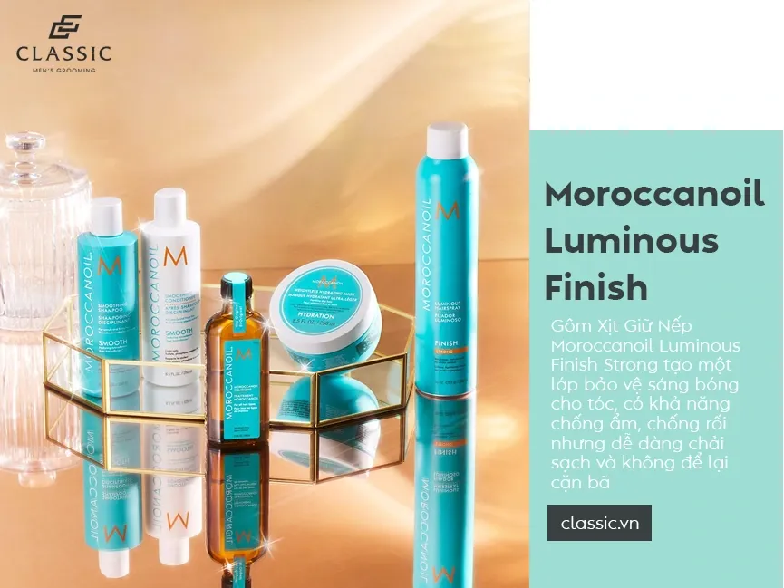 Chiếc lược răng thưa và ngón tay đang nhẹ nhàng gỡ rối cho mái tóc xoăn ẩm ướt, minh họa kỹ thuật chăm sóc đúng