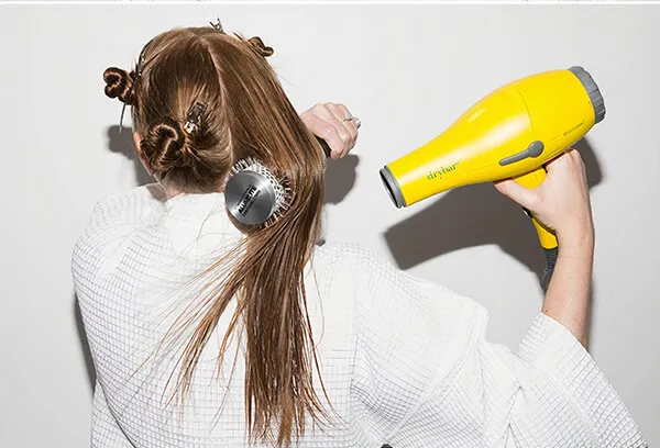 Chia Tóc Thành Nhiều Phần Nhỏ Giúp Quá Trình Duỗi Thẳng Tóc Uốn Dễ Dàng Hơn