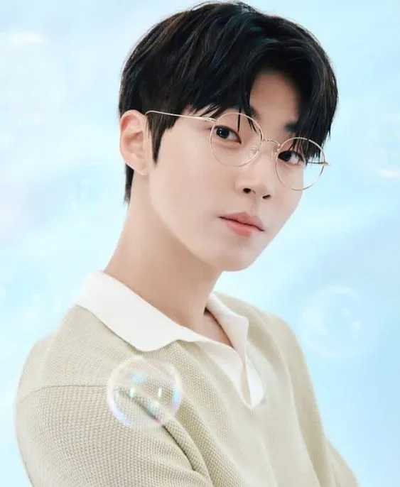 Tóc Low Fade với Middle Part được tạo kiểu có texture nhẹ, thêm phần năng động