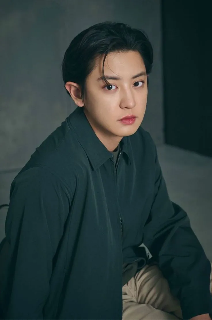 Hình ảnh tóc Middle Part Slick Back với mái tóc được vuốt ngược ra sau gọn gàng