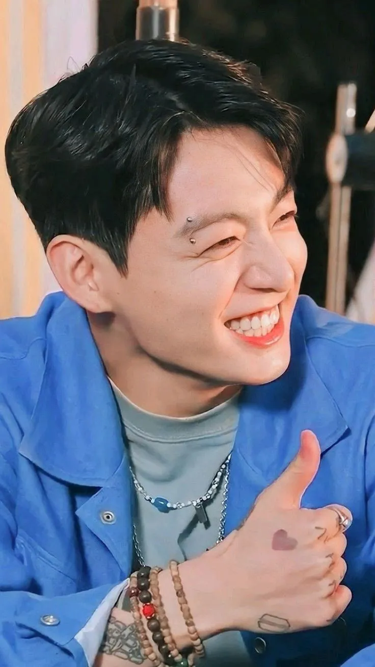 Hình ảnh hai biến thể tóc Middle Part Undercut với phần tóc trên dài và hai bên cạo sát