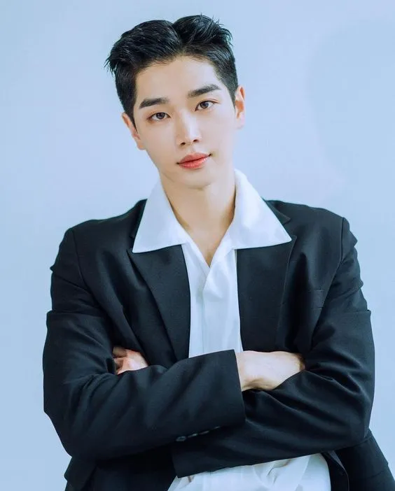 Kiểu tóc Middle Part Undercut nhìn từ góc khác, thể hiện sự đối lập mạnh mẽ