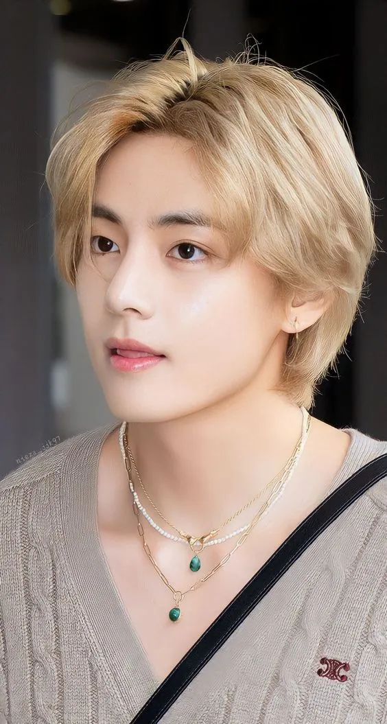 Biến thể Middle Part mái bay nhìn từ góc khác, thể hiện sự thanh lịch