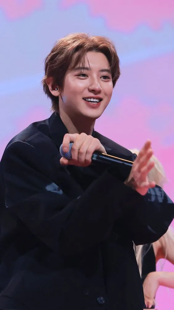 Hình ảnh hai người mẫu nam với tóc dài rẽ ngôi giữa, thể hiện phong cách tự do