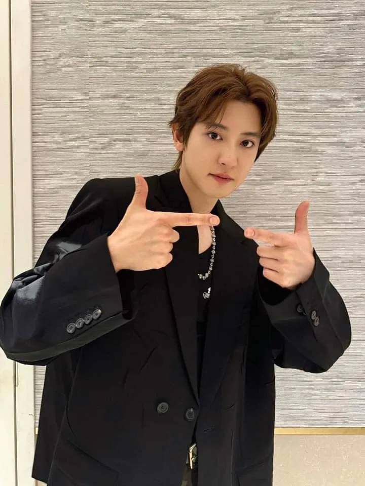 Biến thể tóc Middle Part dài và uốn nhẹ, mang lại vẻ mềm mại và lãng mạn