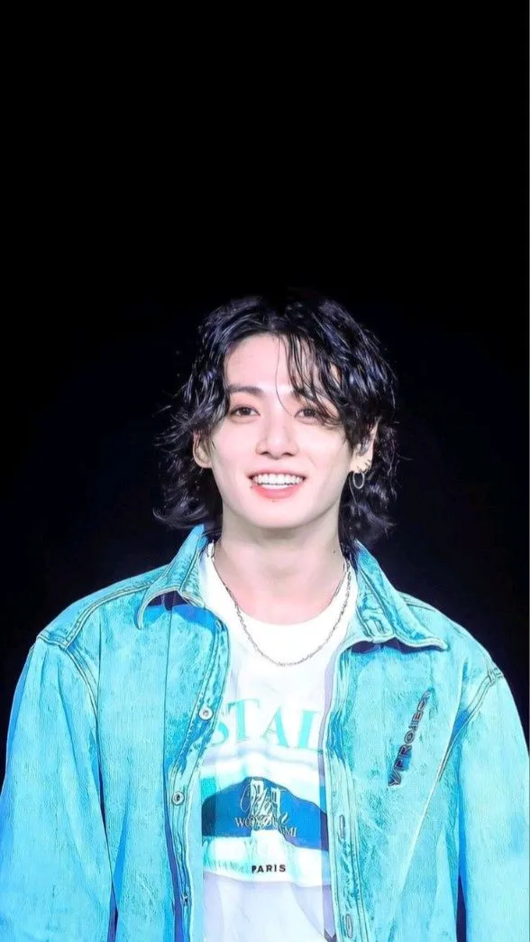 Các mẫu tóc Middle Part uốn xoăn nhẹ, tạo độ bồng bềnh và mềm mại