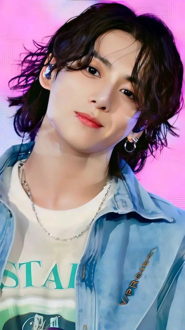 Tóc Middle Part uốn với sóng lơi nhẹ nhàng, phù hợp với phong cách Hàn Quốc