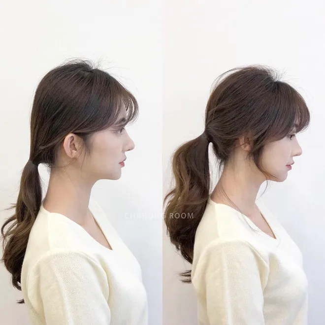 Kiểu tóc buộc nửa đầu với lọn tóc mai buông lơi, mang lại vẻ đẹp nữ tính và duyên dáng.