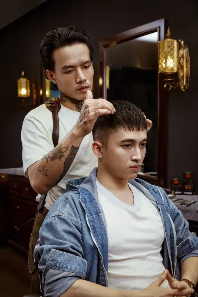 Nam giới vuốt tóc mái ngược lên, tạo kiểu tóc mohican năng động