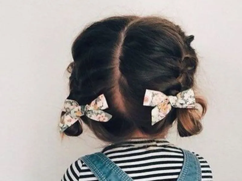 Hình ảnh minh họa một số lưu ý quan trọng khi buộc tóc cho bé gái, tập trung vào sự thoải mái và an toàn