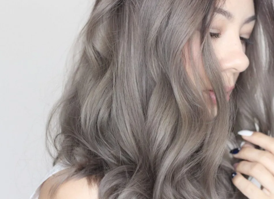 Cô gái với mái tóc màu nâu khói đẹp, thời trang mà không cần tẩy tóc