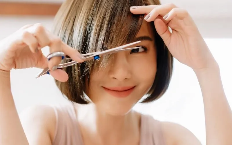 Cắt tỉa tóc mái thường xuyên giúp tóc không bị xoăn ở phần ngọn và giữ nếp tốt hơn