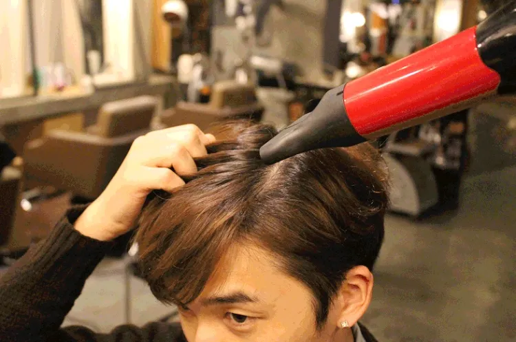 Máy sấy tóc chuyên nghiệp và các loại lược cần thiết để tạo kiểu tóc