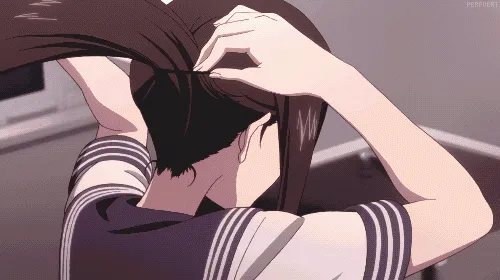 Một cô gái đang thực hiện các bước để có mái tóc đuôi ngựa bồng bềnh