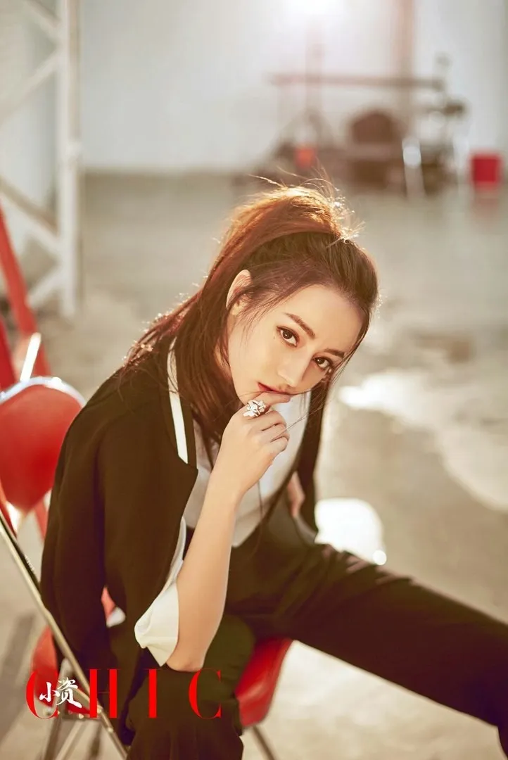 Hai cô gái với kiểu tóc đuôi ngựa bồng bềnh, giữ nếp