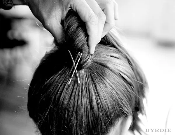 Cách dùng kẹp tăm ghim vào phần dưới chun buộc để nâng tóc