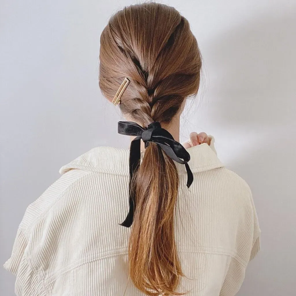 Thêm ruy băng tạo điểm nhấn đáng yêu cho kiểu tóc đuôi ngựa