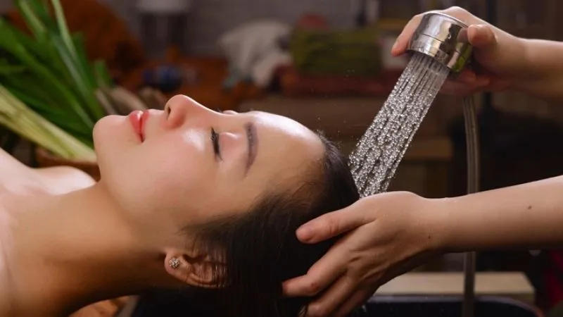 Giữ lớp dầu tự nhiên trên tóc trước khi nhuộm để bảo vệ da đầu