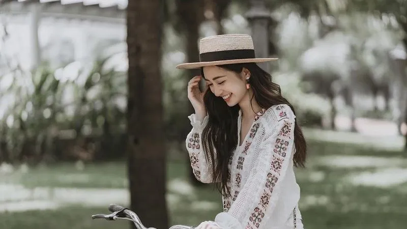 Đội mũ rộng vành để bảo vệ tóc nhuộm khỏi tia UV