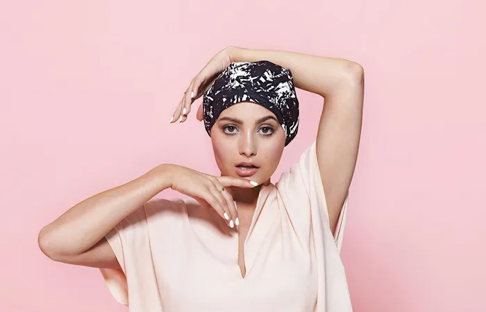 Sử dụng kem ủ chuyên sâu cho tóc uốn để phục hồi hư tổn