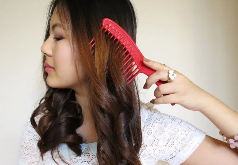 Cận cảnh lược răng thưa giúp gỡ rối và định hình nếp tóc uốn