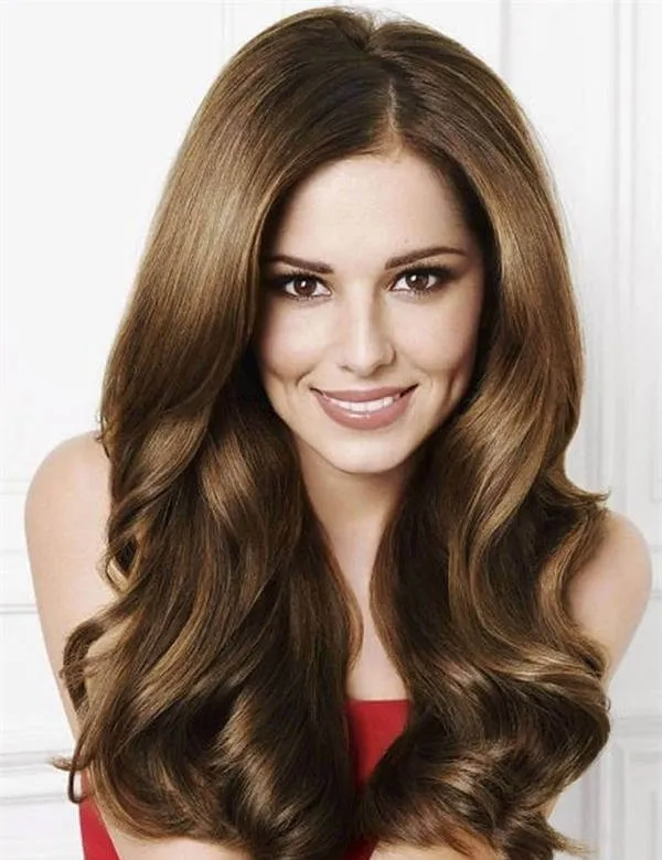 Người mẫu có mái tóc gợn sóng bồng bềnh sau khi được chăm sóc và tạo kiểu đúng cách