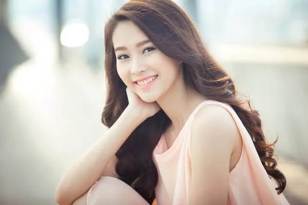 Mái tóc xoăn bị khô xơ ở phần đuôi cần được cắt tỉa để phục hồi sức sống và nếp uốn