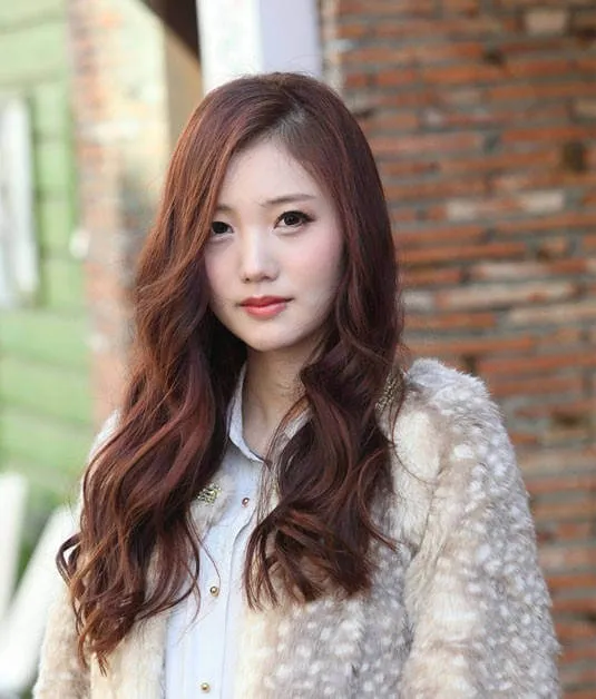 Các lọn tóc xoăn được cuộn và cố định bằng ghim hoặc lô cuốn để giữ nếp lâu dài