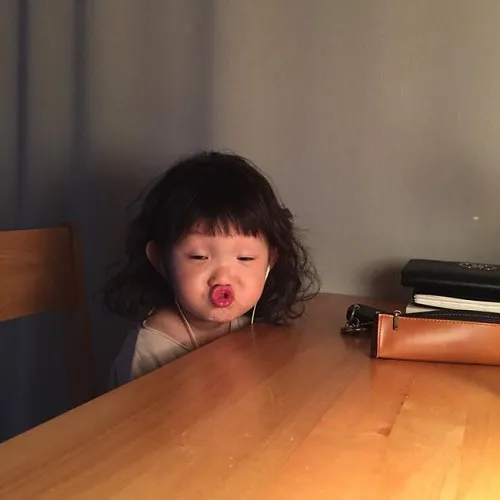 Bé gái tóc xoăn xù tự nhiên kết hợp mái thưa