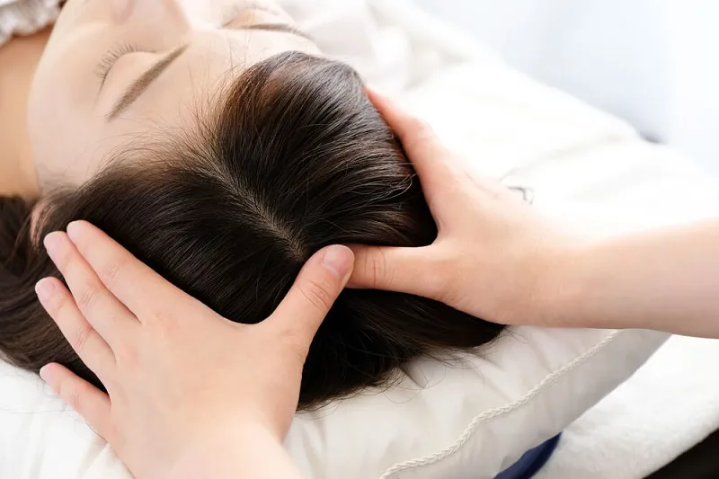 Massage da đầu giúp kích thích lưu thông khí huyết, kích thích mọc tóc