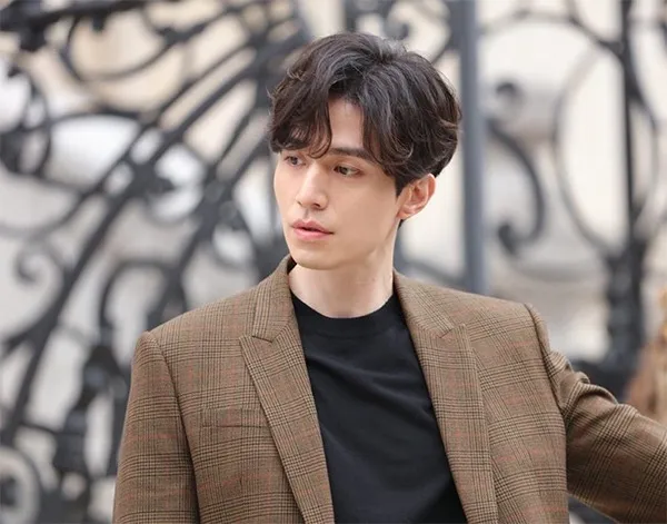 Kiểu tóc 6/4 nam hiện đại với độ bồng vừa phải, thể hiện phong cách sành điệu