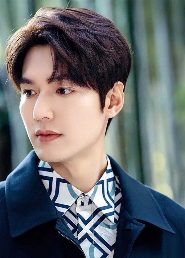 Sử dụng tông màu nâu hạt dẻ giúp kiểu tóc 6/4 trở nên thời trang và ấm áp hơn