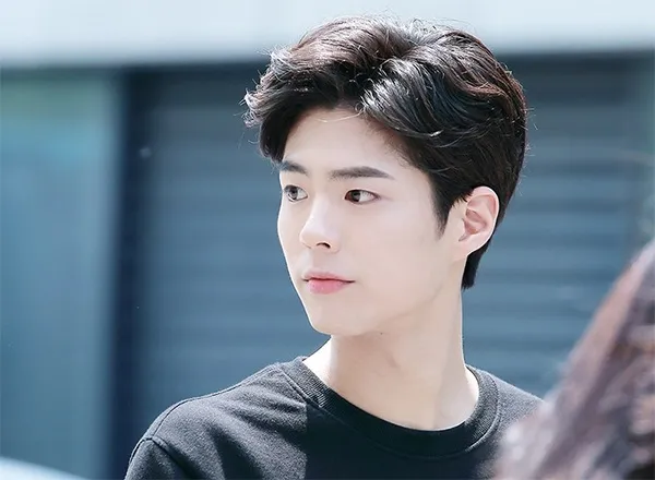 Tóc 7/3 cho nam trẻ trung: Kiểu tóc 7/3 cho nam là sự kết hợp tinh tế giữa mái và tỉa ngắn, tạo nên một phong cách trẻ trung và năng động.