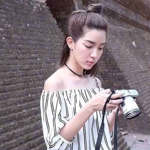 Kiểu tóc búi nửa đầu đơn giản được ưa chuộng, giúp tóc ngắn thêm phần cá tính