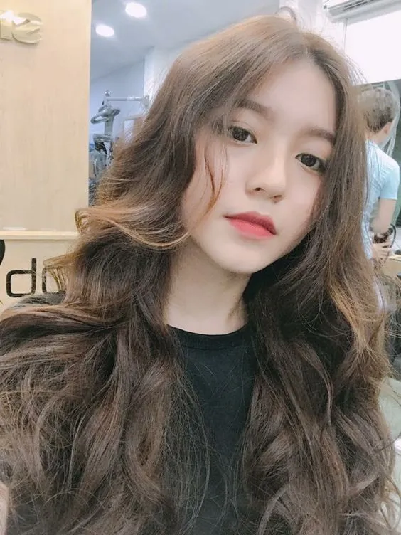 Hình ảnh mái tóc uốn lơi tự nhiên, phù hợp cho mọi khuôn mặt