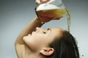 Sử dụng bia sẽ cho lên màu nâu tự nhiên nhẹ nhàng, đồng thời cung cấp dưỡng chất cho tóc