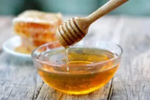 Mật ong là nguyên liệu làm đẹp được sử dụng rộng rãi, giúp nhuộm tóc lên tông nâu gỗ nhẹ