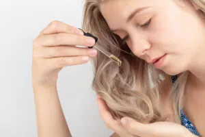 Tránh xa các sản phẩm dưỡng tóc gốc dầu trước khi nhuộm là chìa khóa để đảm bảo màu nhuộm tự nhiên bám chặt